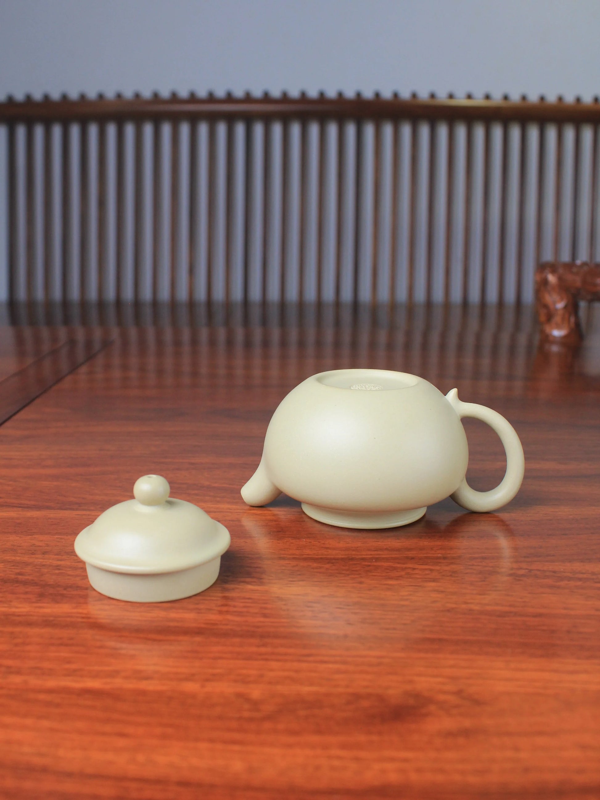 Benshan Lüni zisha teapot named lian zi on the table