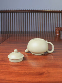 Benshan Lüni zisha teapot named lian zi on the table