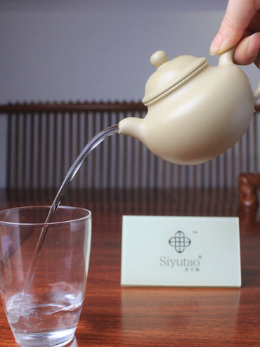 the perfect pour of Benshan Lüni zisha teapot named lian zi