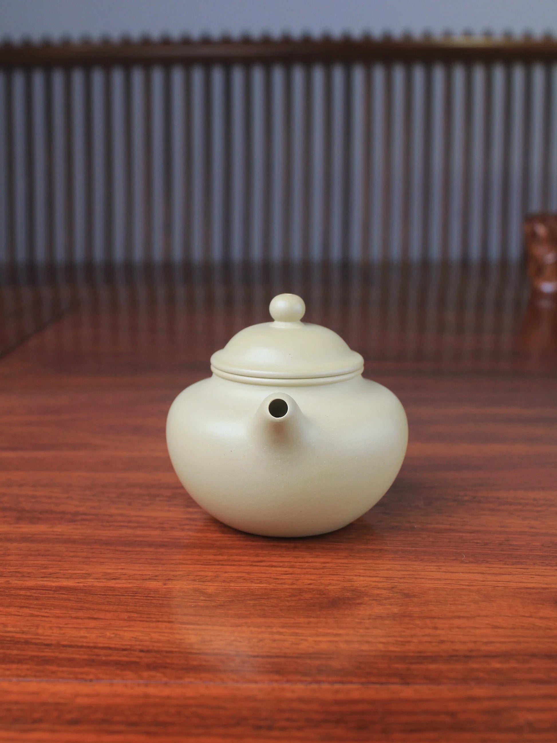 Benshan Lüni zisha teapot named lian zi - front view