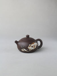 the right view of the yixing zisha xishi teapot