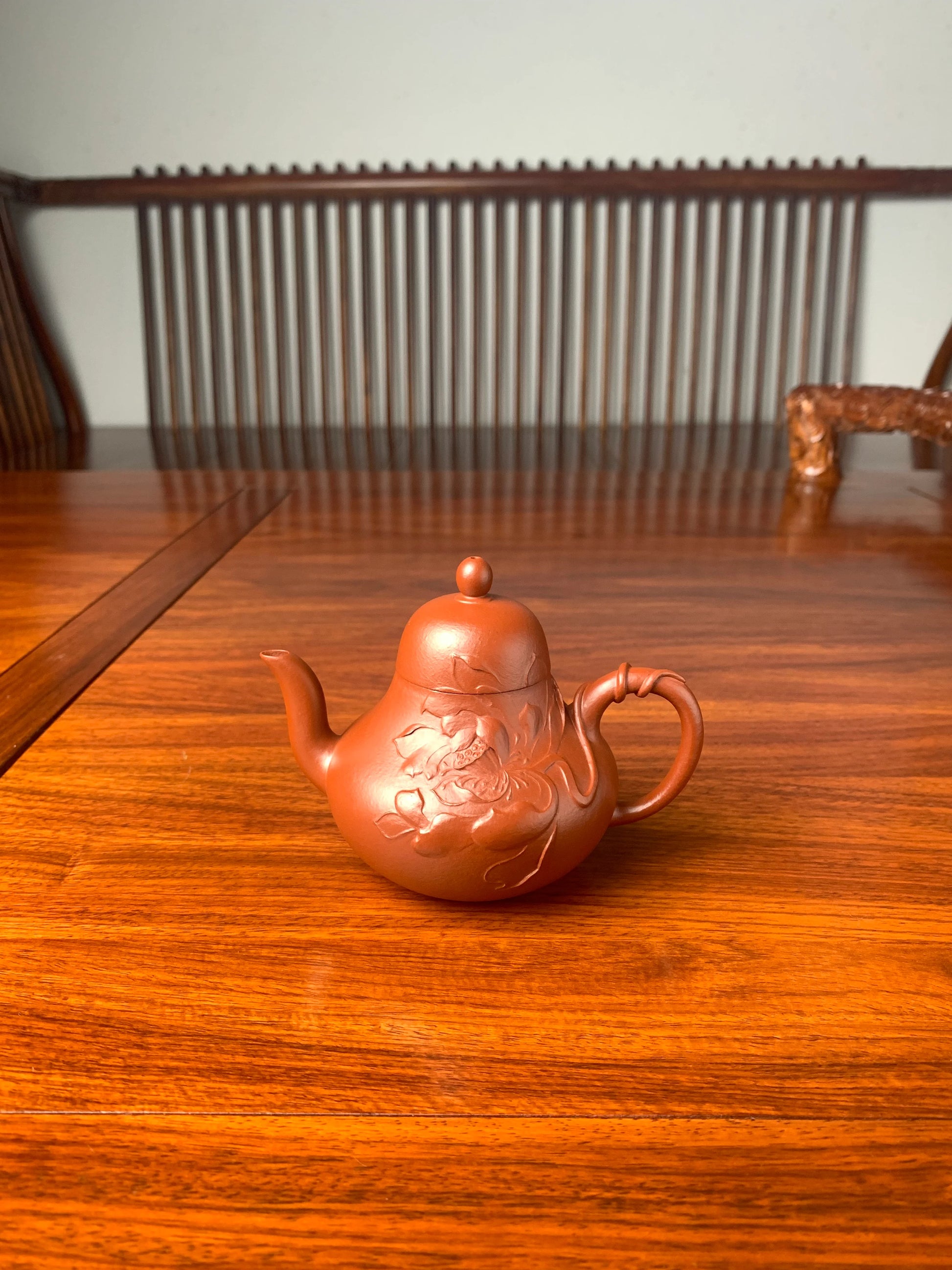 zisha teapot named si ting on the table