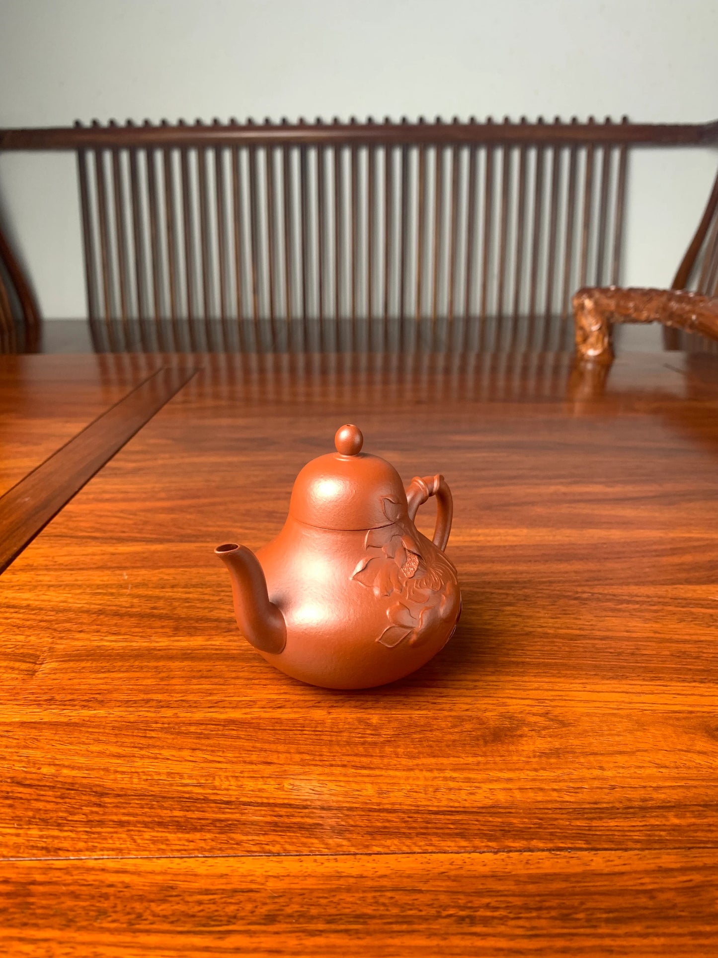 the right view of the zisha teapot named si ting
