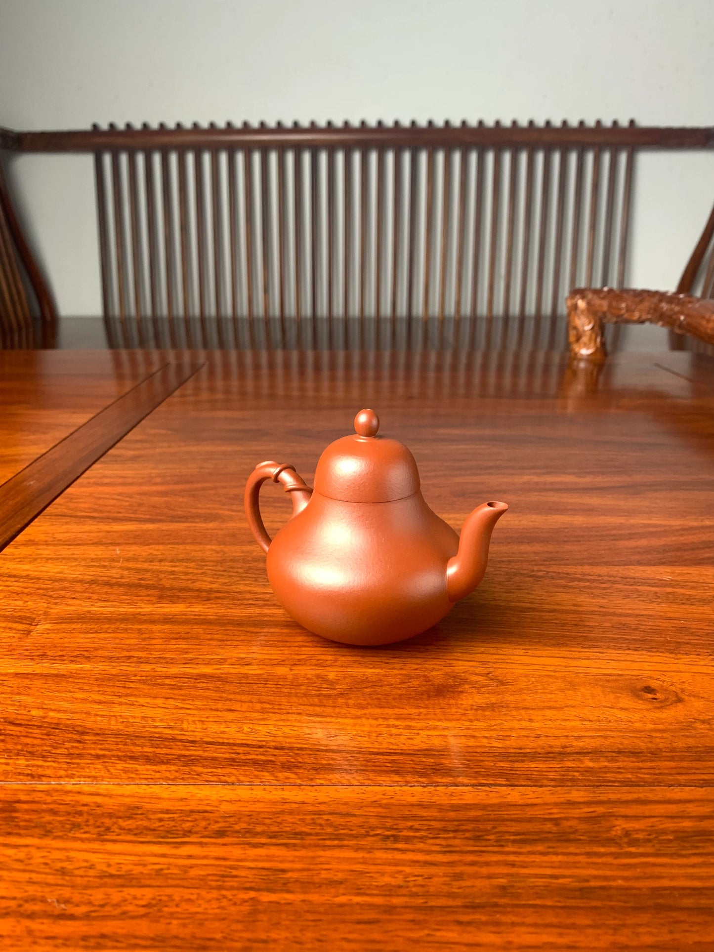 the left view of the zisha teapot named si ting