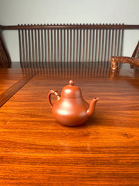 the left view of the zisha teapot named si ting