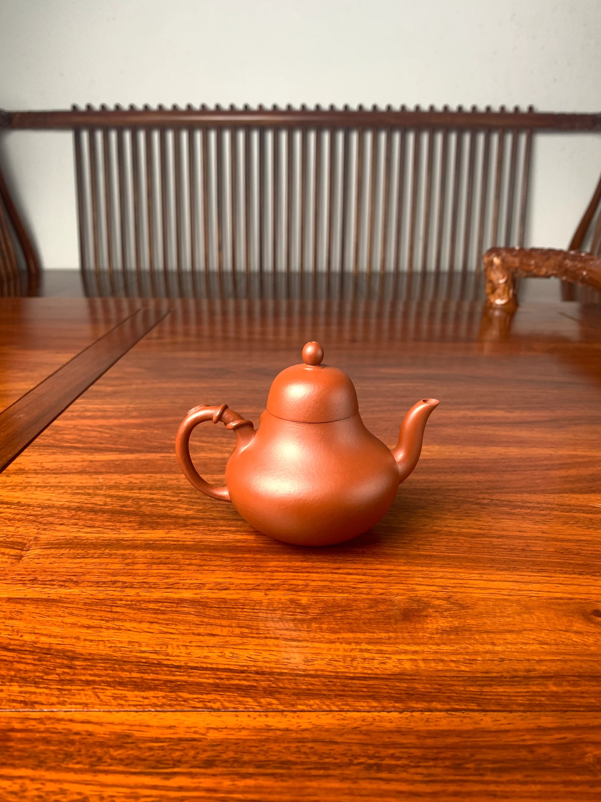 the back view of the zisha teapot named si ting