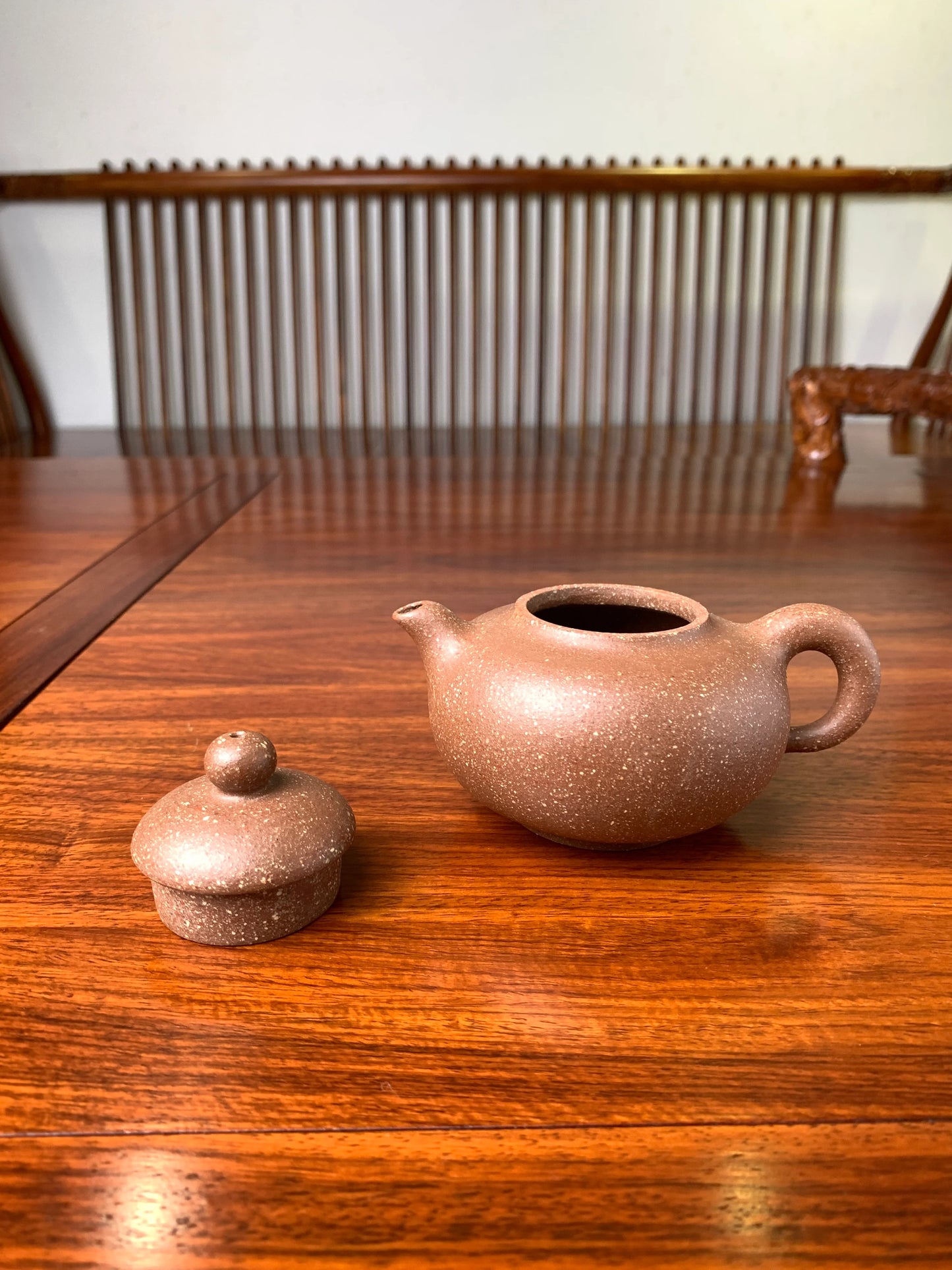 The zisha teapot body and its lid are placed on the table