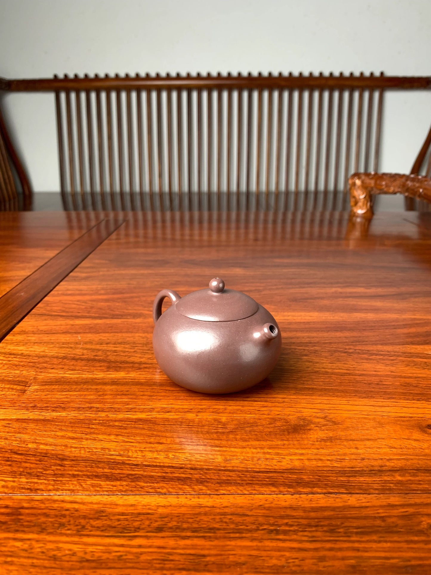the left view of the zisha teapot xishi